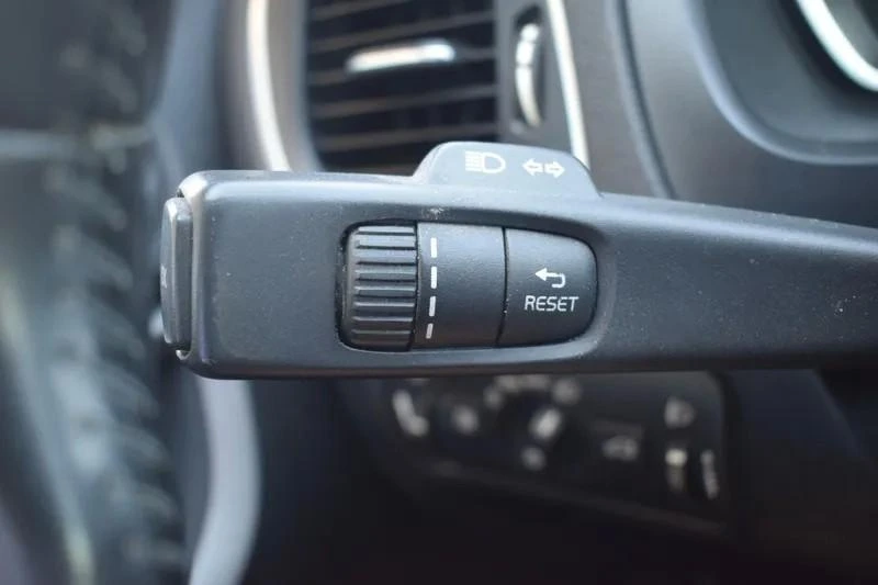Volvo V40 2.0 D2 Momentum 24