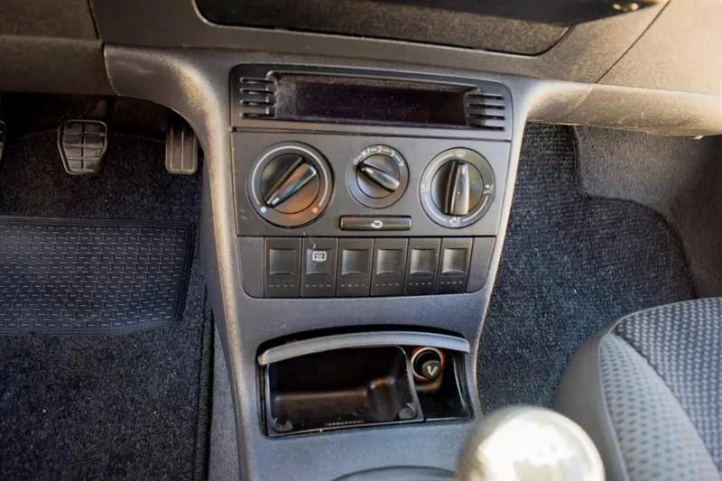 Volkswagen Polo Outro 19