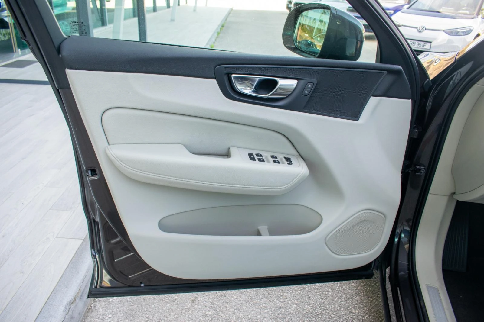 Volvo XC 60 2.0 B4 Momentum 14