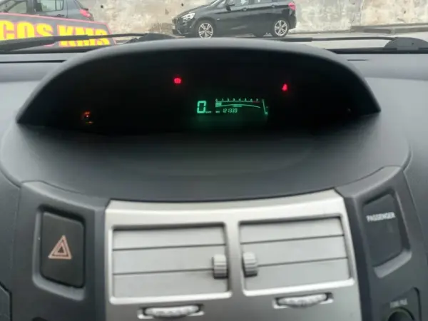 Toyota Yaris 1.0 VVT-i AC 11