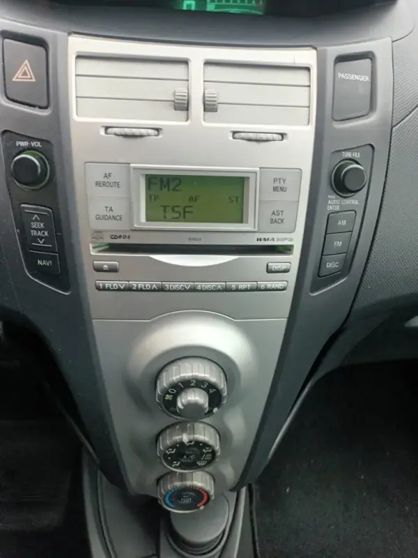 Toyota Yaris 1.0 VVT-i AC 12