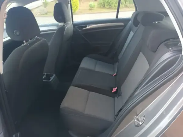 Volkswagen Golf 1.6 TDi Confortline 19