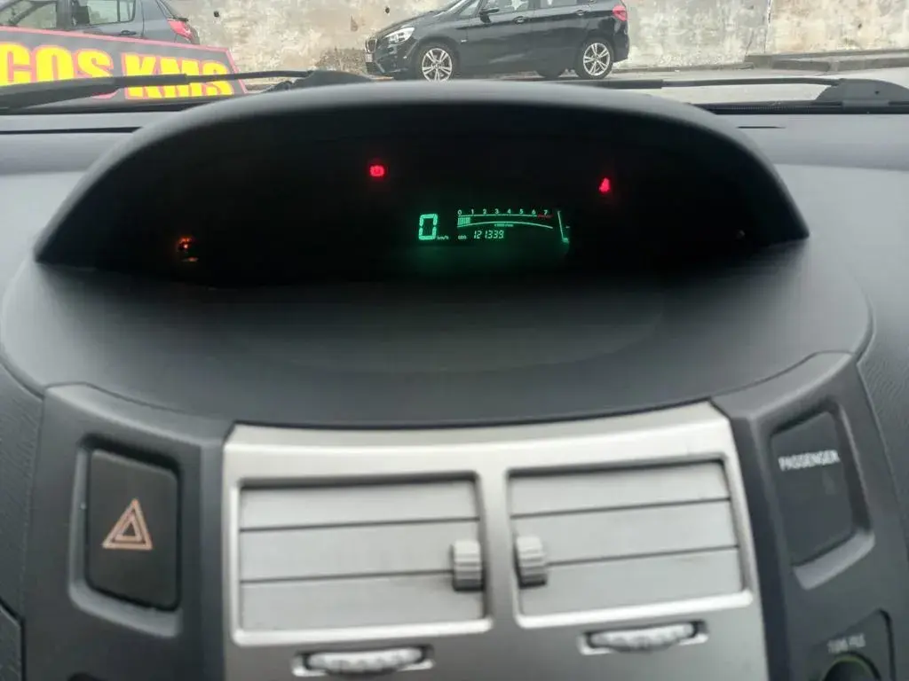 Toyota Yaris 1.0 VVT-i AC 11