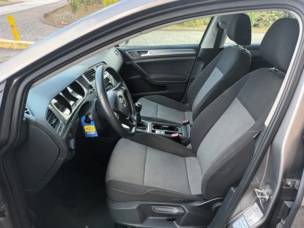 Volkswagen Golf 1.6 TDi Confortline 14