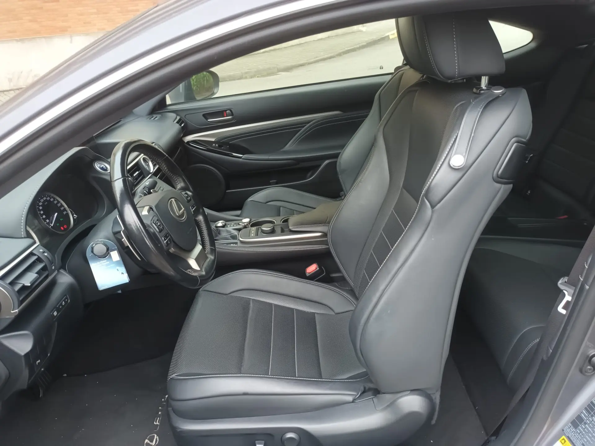 Lexus RC 300h F Sport 17