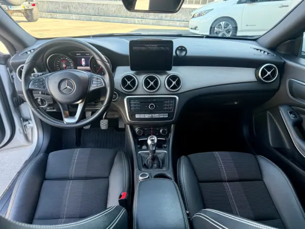 Mercedes-Benz CLA 180 d Urban 8