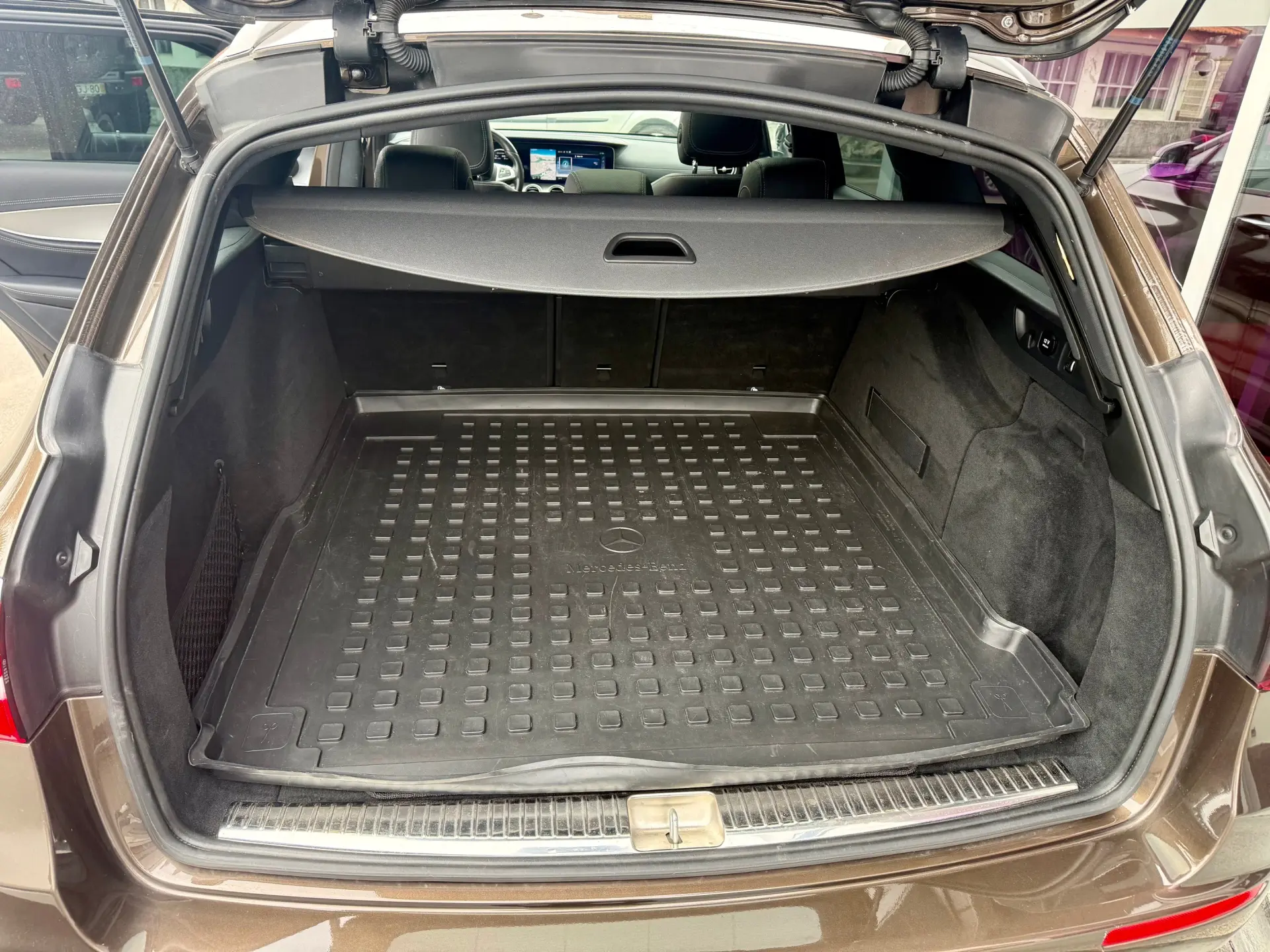 Mercedes-Benz E 220 d AMG Line 11