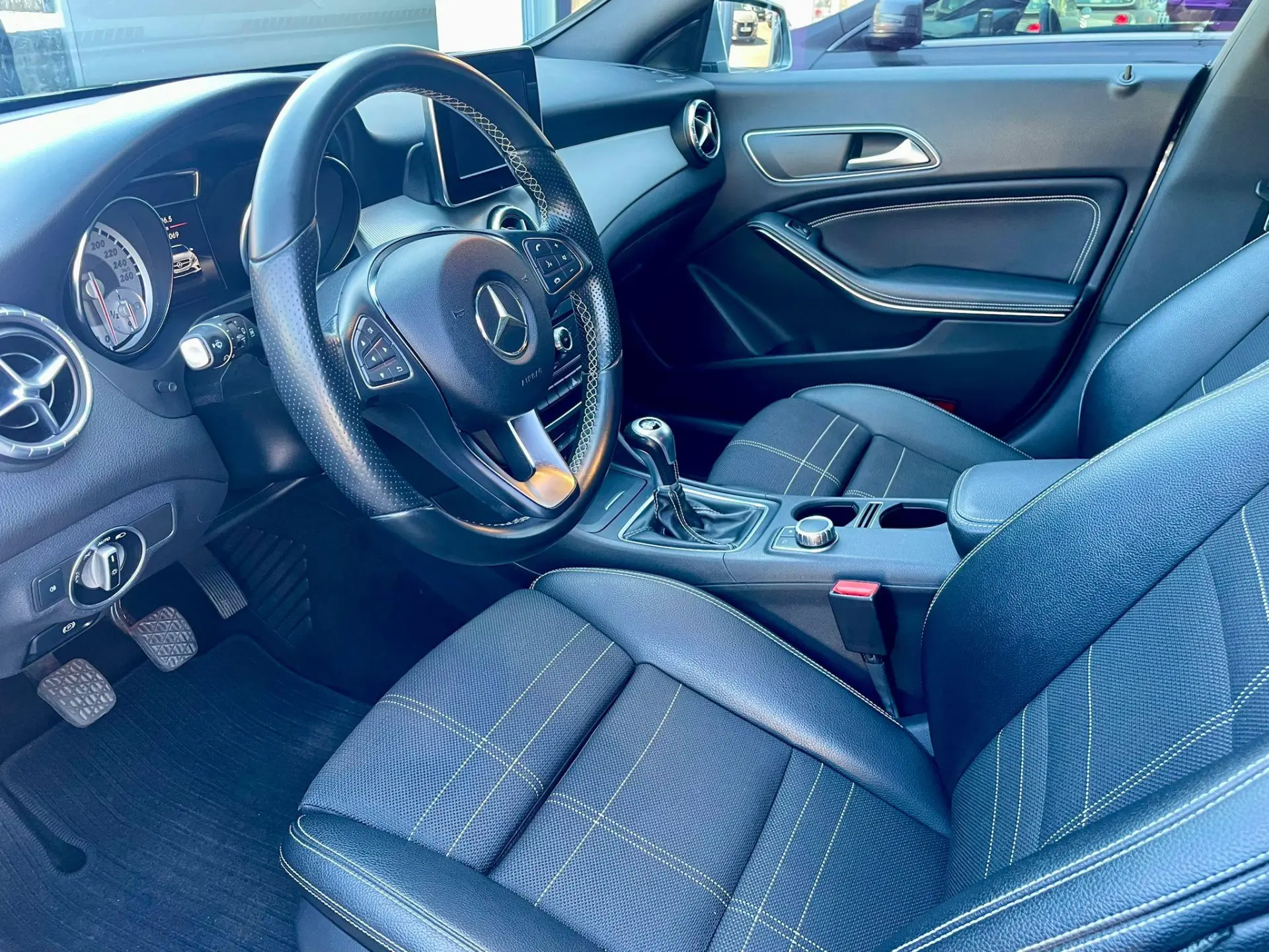 Mercedes-Benz CLA 180 d Shooting Brake Urban 9