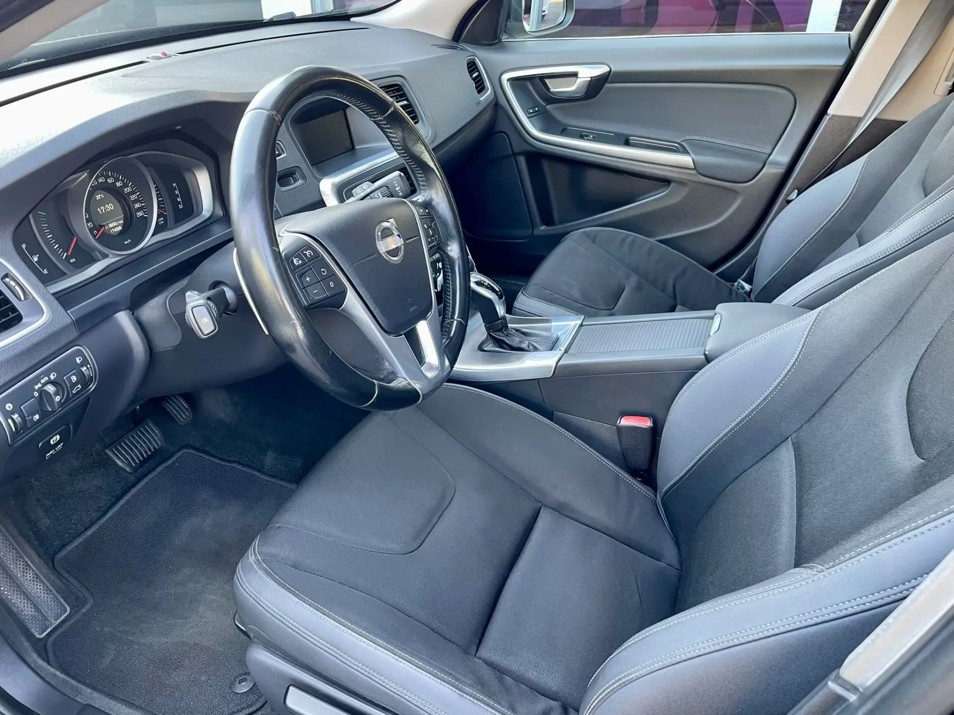Volvo V60 1.6 D2 Drive Momentum Powershift Start/Stop 10