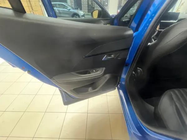 Peugeot e-2008 50 kWh GT Line 8