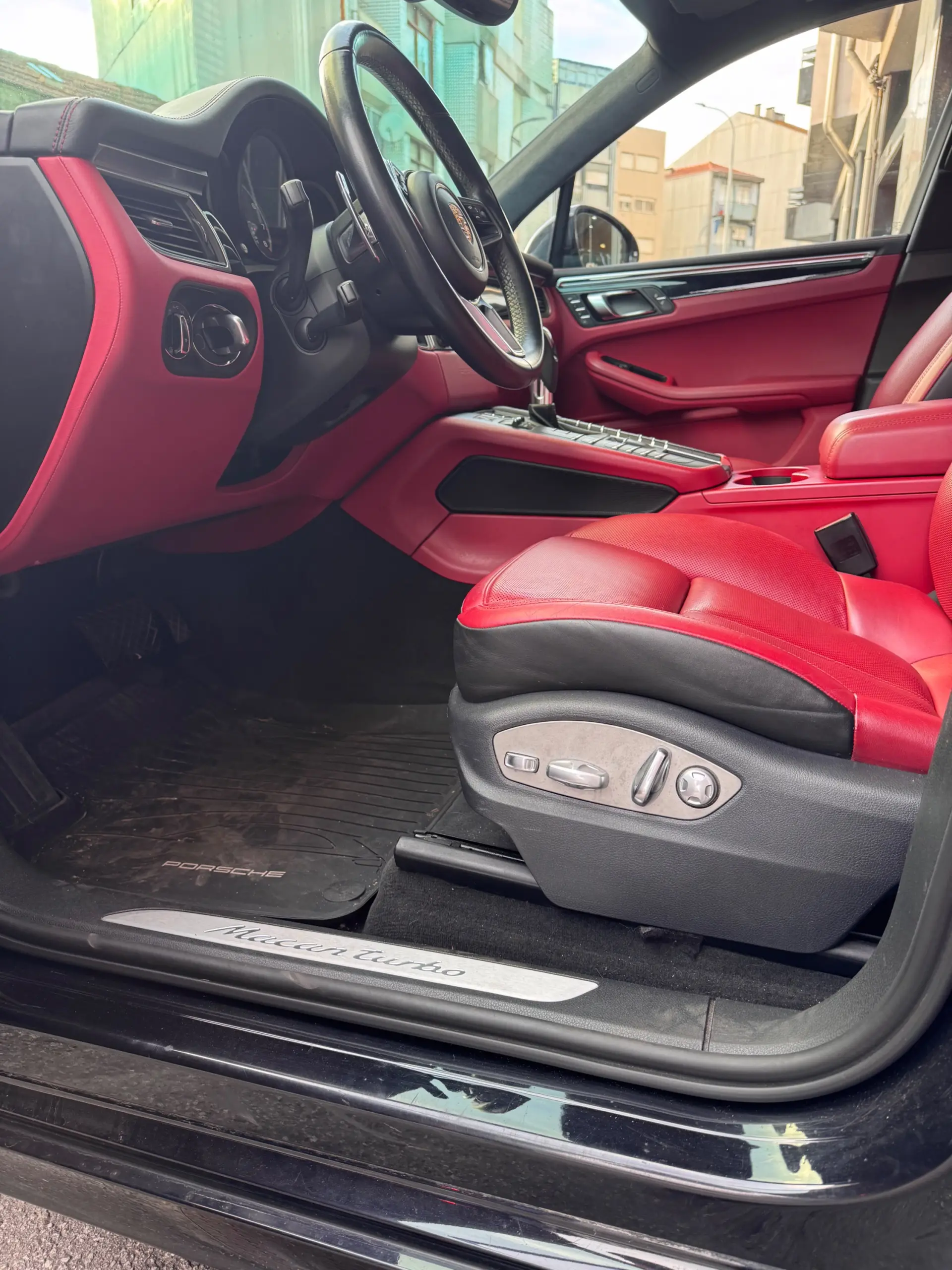 Porsche Macan Turbo Performance Package 18