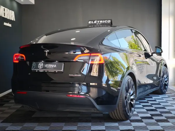 Tesla Model Y Performance Dual Motor AWD 16