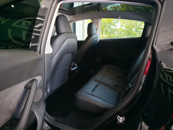 Tesla Model Y Performance Dual Motor AWD 33