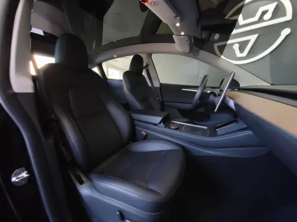 Tesla Model Y Performance Dual Motor AWD 41