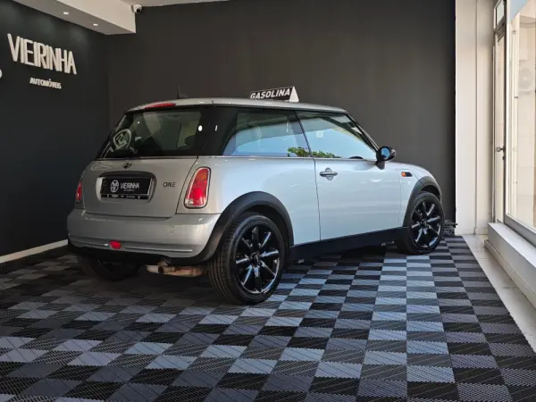 MINI 3 Portas ONE 18