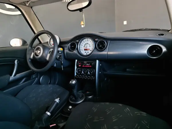 MINI 3 Portas ONE 28
