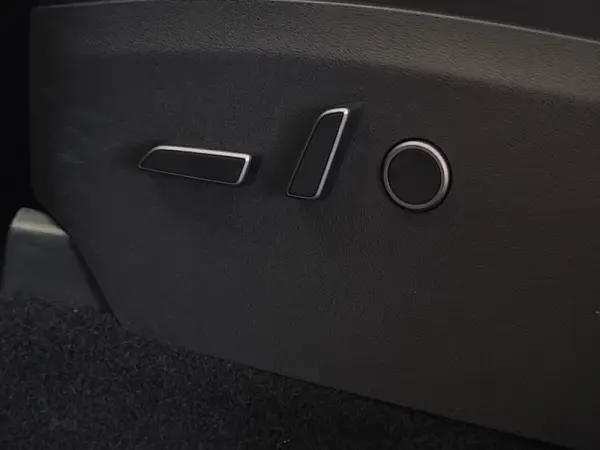 Tesla Model Y Performance Dual Motor AWD 28