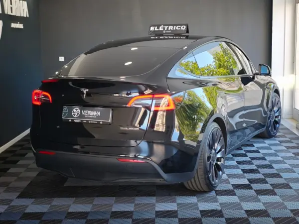 Tesla Model Y Performance Dual Motor AWD 17