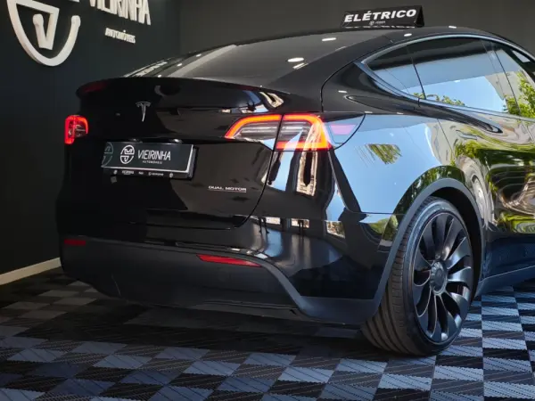 Tesla Model Y Performance Dual Motor AWD 18