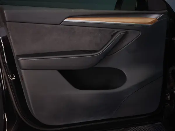 Tesla Model Y Performance Dual Motor AWD 23