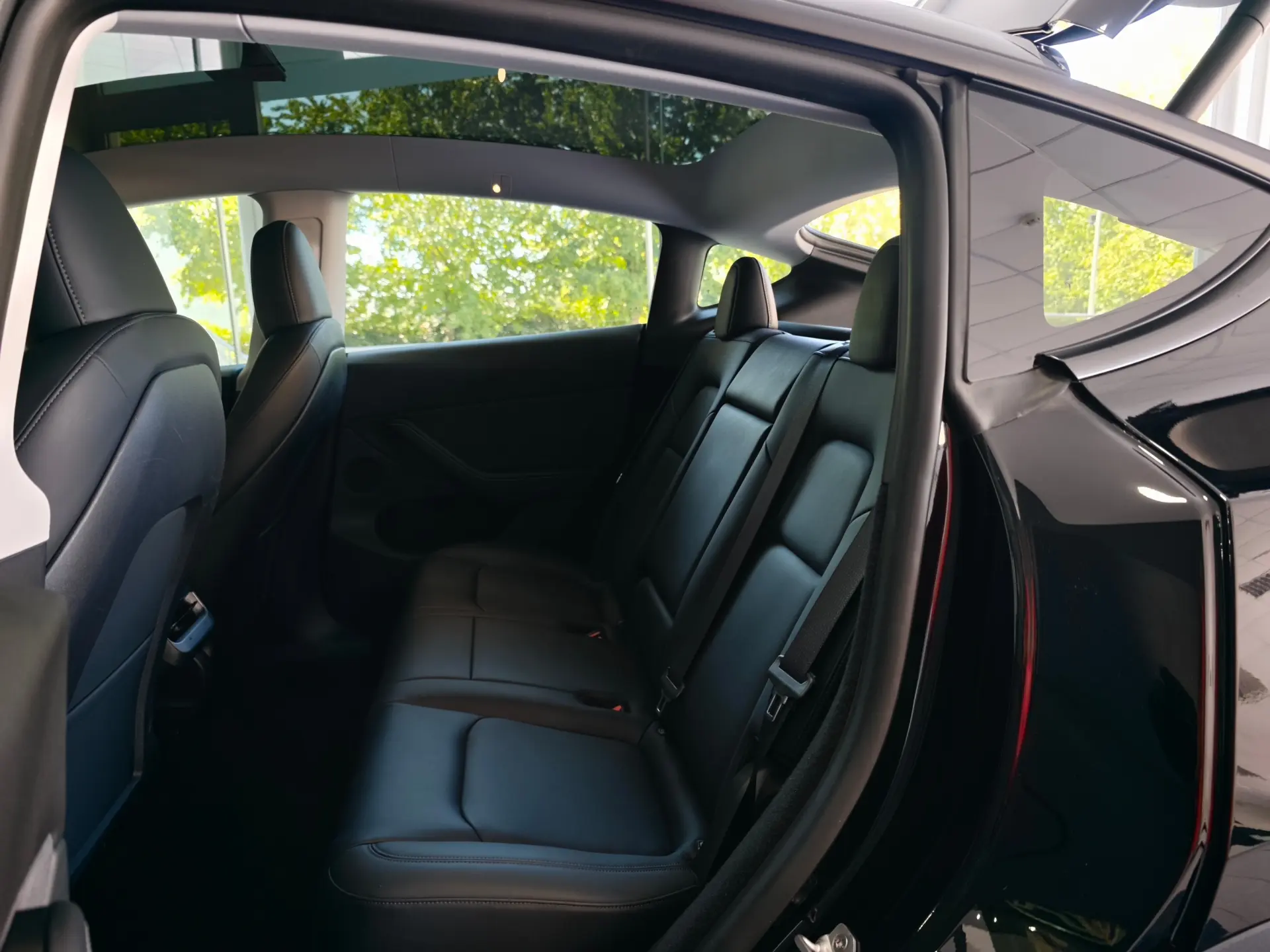 Tesla Model Y Performance Dual Motor AWD 34