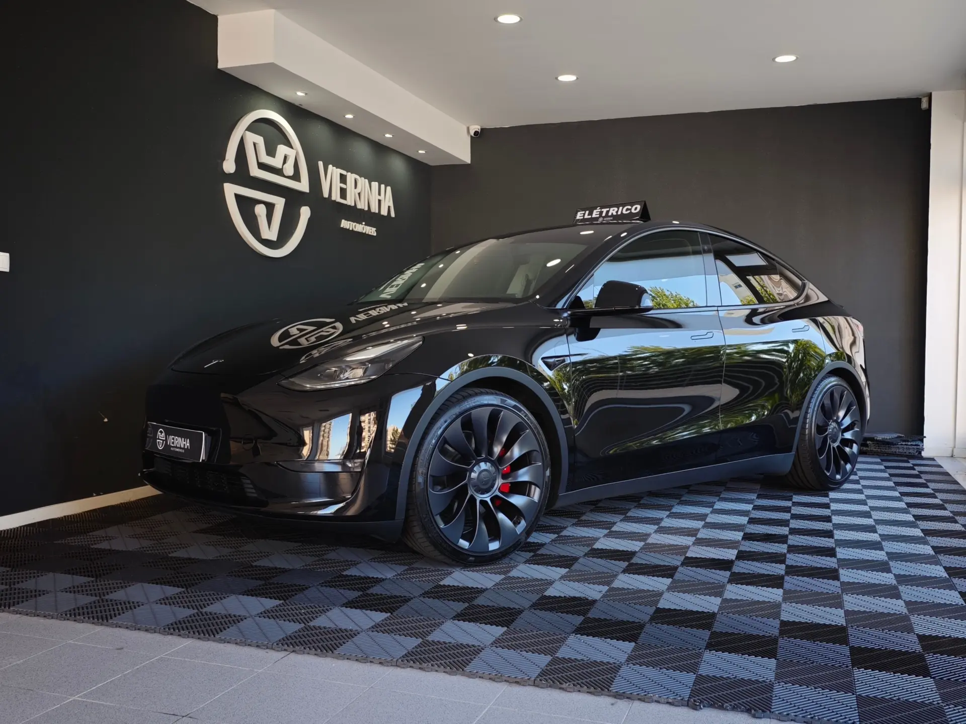 Tesla Model Y Performance Dual Motor AWD 3