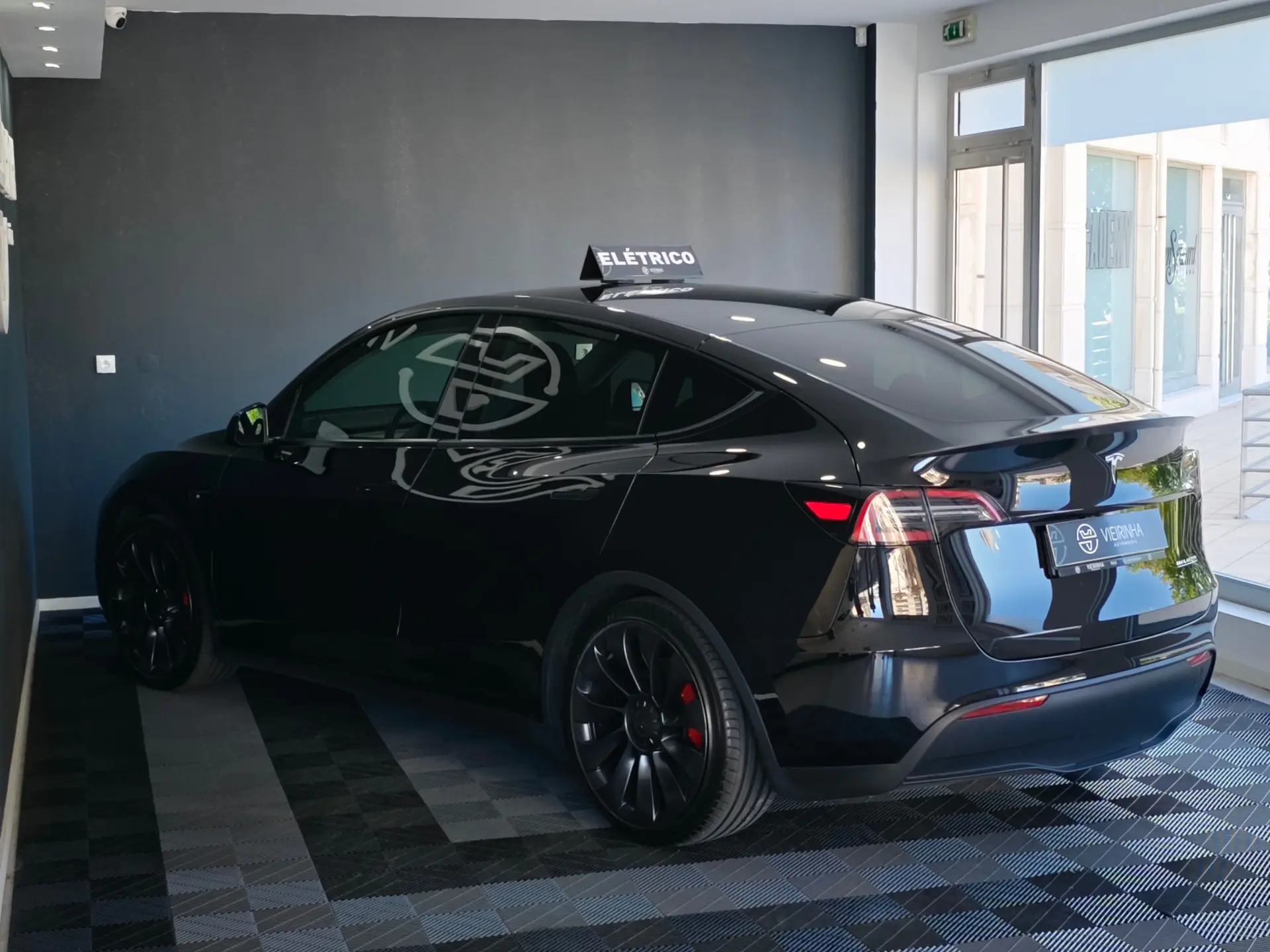 Tesla Model Y Performance Dual Motor AWD 22