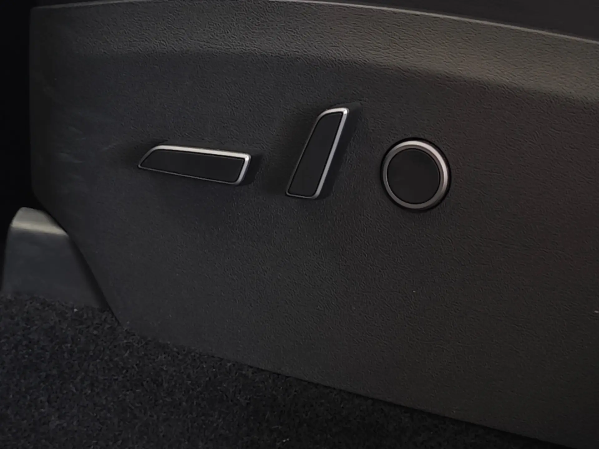 Tesla Model Y Performance Dual Motor AWD 28
