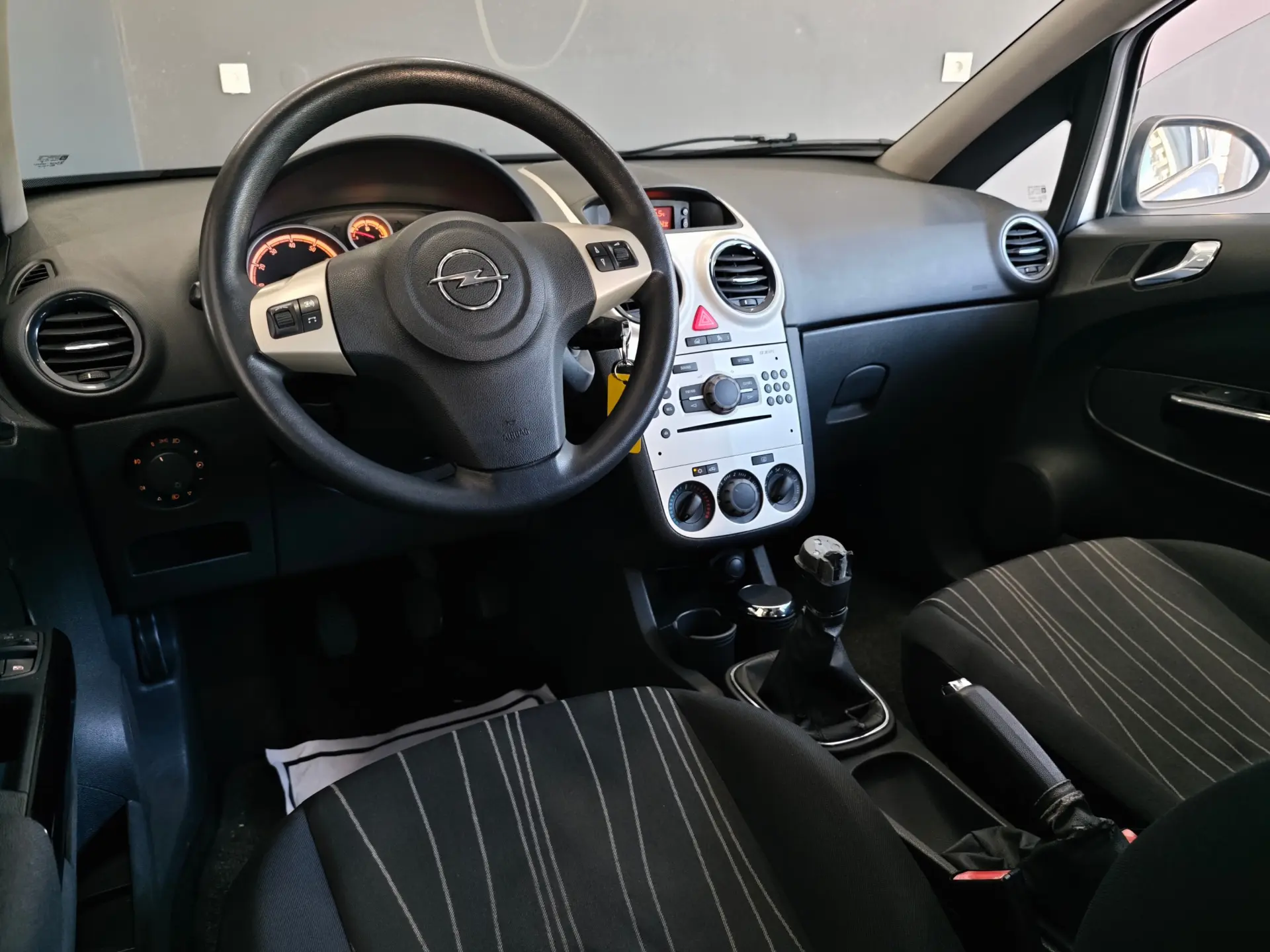 Opel Corsa 1.2 Enjoy 29
