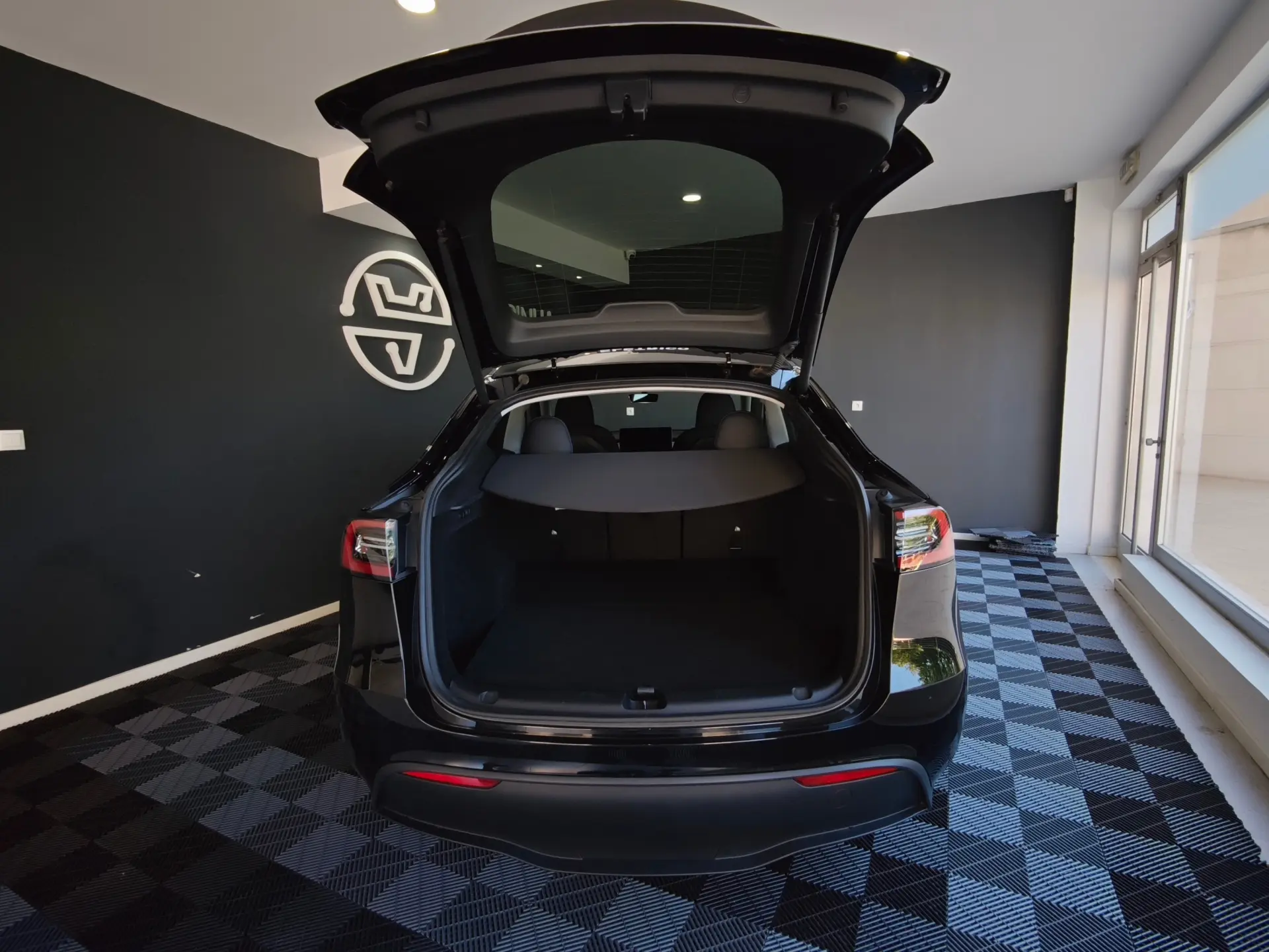 Tesla Model Y Performance Dual Motor AWD 47