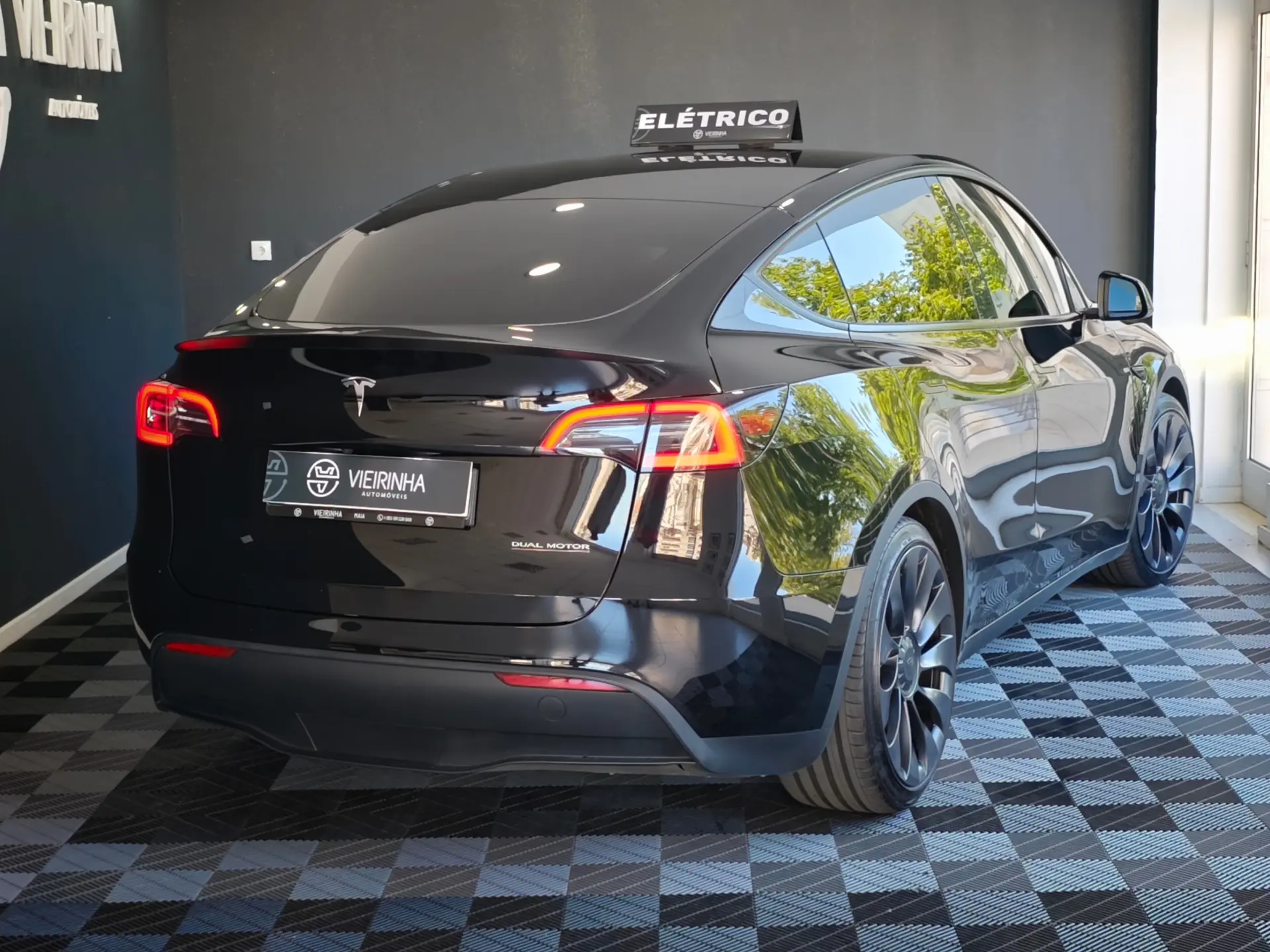 Tesla Model Y Performance Dual Motor AWD 17