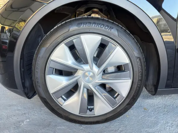 Tesla Model Y RWD 10