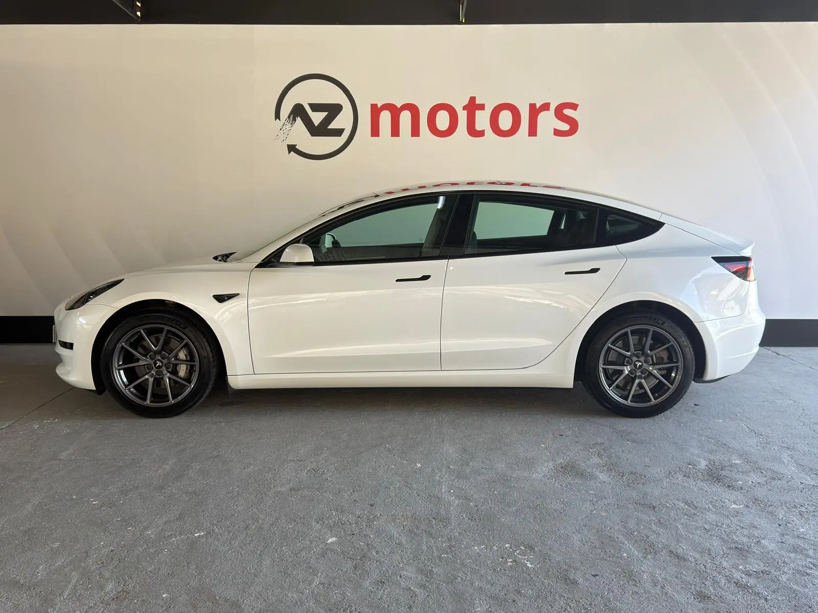 Tesla Model 3 Standard Range Plus RWD 2