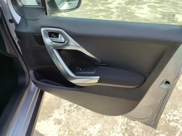 Peugeot 2008 1.2 PureTech Style 44