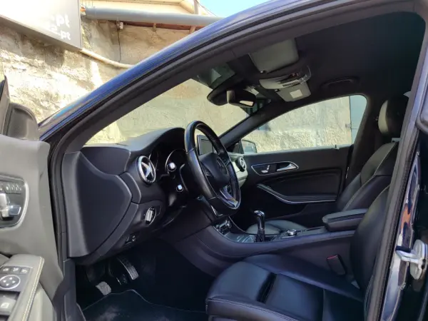 Mercedes-Benz CLA 180 AMG Line 12