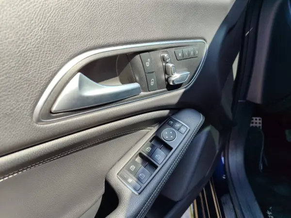 Mercedes-Benz CLA 180 AMG Line 11