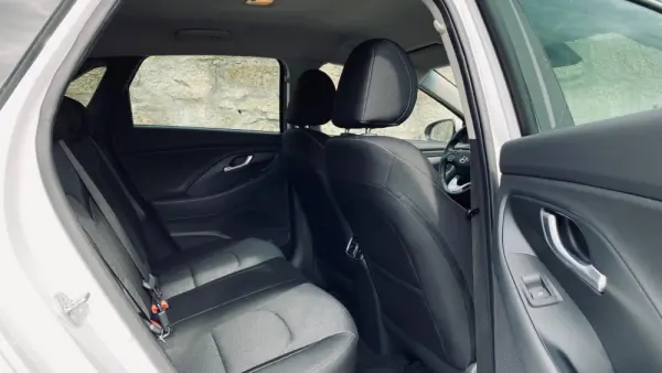 Hyundai i30 1.0 T-GDI Style Plus 10