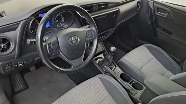 Toyota Auris 1.2T Exclusive 10