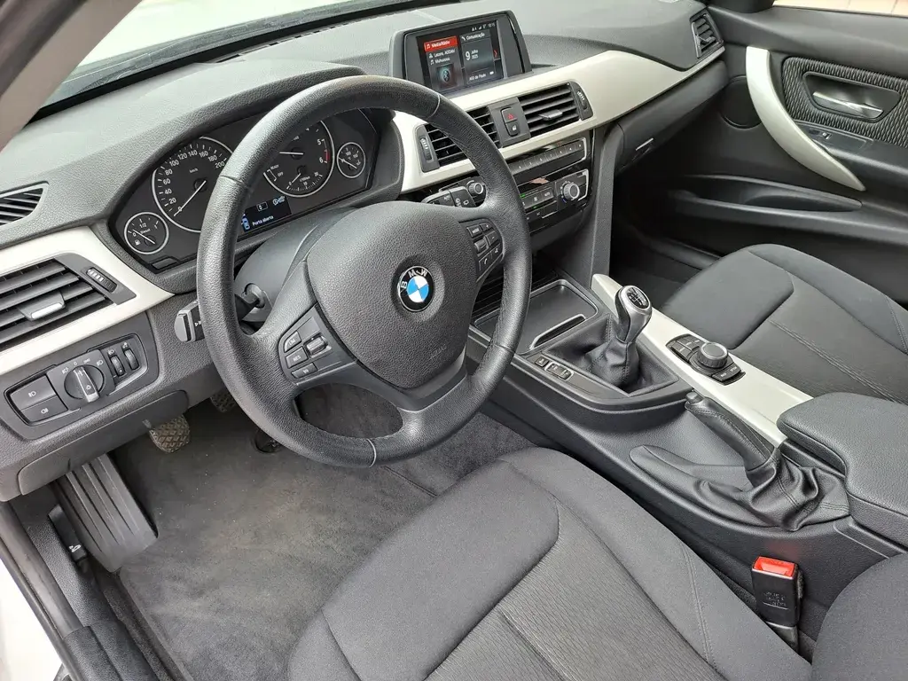 BMW 318 d Touring 10
