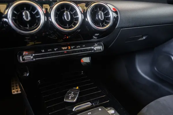 Mercedes-Benz A 180 d AMG Line Aut. 36