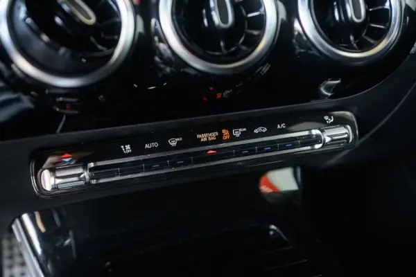 Mercedes-Benz A 180 d AMG Line Aut. 36