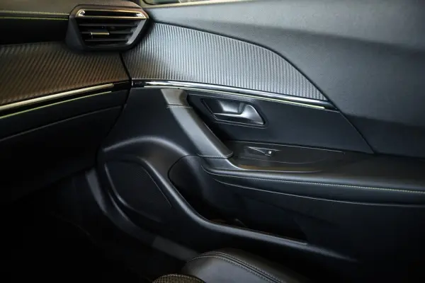 Peugeot e-2008 50 kWh GT Pack 34