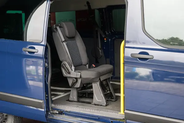 Ford Transit Custom Adaptada p/ 3 cadeiras de rodas 16