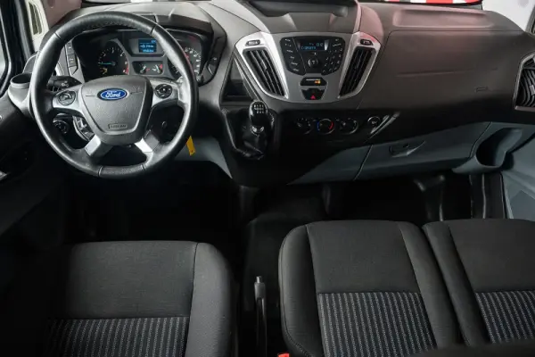 Ford Transit Custom Adaptada p/ 3 cadeiras de rodas 43