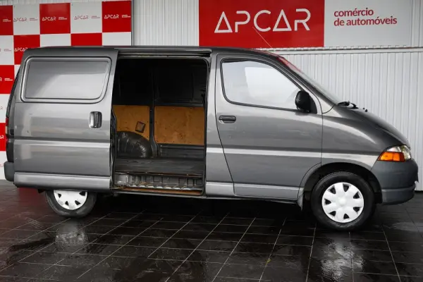 Toyota HiAce 2.4 D LXH12LG 11