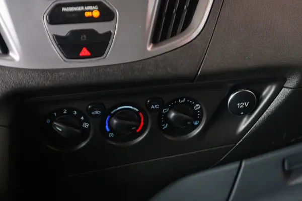 Ford Transit Custom Adaptada p/ 3 cadeiras de rodas 48