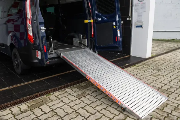 Ford Transit Custom Adaptada p/ 3 cadeiras de rodas 23
