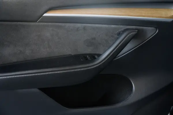 Tesla Model Y Long Range Dual Motor AWD 24