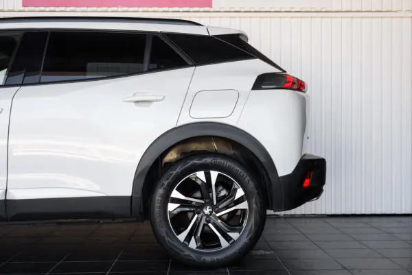 Peugeot 2008 1.2 PureTech Allure EAT8 10