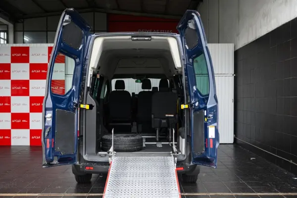 Ford Transit Custom Adaptada p/ 3 cadeiras de rodas 24
